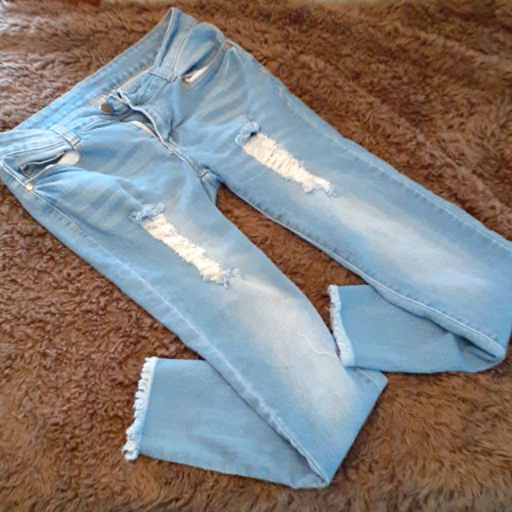 Distressed light jeans